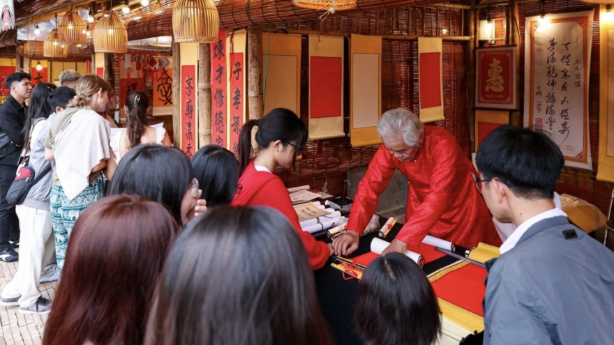 Crowds flock to Temple of Literature for New Year calligraphy